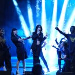 Hande Yener Instagram - Büyük Fenerli olduğum için her zaman gurur duyuyorum💛💙 Değerli başkanımız Ali Koç imzalı formamda da aynısı yazıyor,Ali bey öyle uygun görmüş:)) Ne mutlu bana … Şarkılarımın gol sonrası çalması büyük gurur ve büyük bir onur benim için… #BeniSev #sebastian #benden1tanedahayok #mor ve daha niceleri 💛💙 @fenerbahce Orkestra @umitkuzer @arikansirakaya @merttug @batuakalin @naztaskinbas @idilagaoglu Teknik @grozmusic Işık @mustafa.kap Saç : @mehmettiren Makyaj : @akinstayn Kostüm : @off____white Fotoğraflar : @kadirgures Koreograf @mertbalturk Dansçılar @mertbalturk @izmirtenim @gulogluburcu @katiaornella @efetankiz @toygun.klnc @kaya.godfrey @asenamiryan