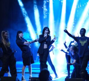 Hande Yener Instagram - Büyük Fenerli olduğum için her zaman gurur duyuyorum💛💙 Değerli başkanımız Ali Koç imzalı formamda da aynısı yazıyor,Ali bey öyle uygun görmüş:)) Ne mutlu bana … Şarkılarımın gol sonrası çalması büyük gurur ve büyük bir onur benim için…  #BeniSev #sebastian #benden1tanedahayok  #mor ve daha niceleri 💛💙 @fenerbahce

Orkestra 
@umitkuzer 
@arikansirakaya 
@merttug 
@batuakalin 
@naztaskinbas 
@idilagaoglu 
Teknik 
@grozmusic 
Işık 
@mustafa.kap 

Saç : @mehmettiren 
Makyaj : @akinstayn 
Kostüm : @off____white 
Fotoğraflar : @kadirgures 
Koreograf @mertbalturk 
Dansçılar 
@mertbalturk 
@izmirtenim 
@gulogluburcu 
@katiaornella 
@efetankiz 
@toygun.klnc 
@kaya.godfrey 
@asenamiryan