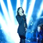 Hande Yener Instagram - Büyük Fenerli olduğum için her zaman gurur duyuyorum💛💙 Değerli başkanımız Ali Koç imzalı formamda da aynısı yazıyor,Ali bey öyle uygun görmüş:)) Ne mutlu bana … Şarkılarımın gol sonrası çalması büyük gurur ve büyük bir onur benim için… #BeniSev #sebastian #benden1tanedahayok #mor ve daha niceleri 💛💙 @fenerbahce Orkestra @umitkuzer @arikansirakaya @merttug @batuakalin @naztaskinbas @idilagaoglu Teknik @grozmusic Işık @mustafa.kap Saç : @mehmettiren Makyaj : @akinstayn Kostüm : @off____white Fotoğraflar : @kadirgures Koreograf @mertbalturk Dansçılar @mertbalturk @izmirtenim @gulogluburcu @katiaornella @efetankiz @toygun.klnc @kaya.godfrey @asenamiryan