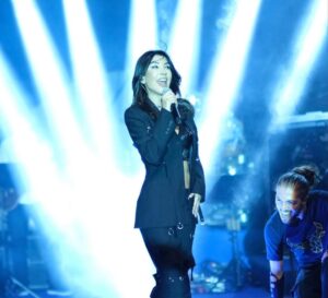 Hande Yener Instagram - Büyük Fenerli olduğum için her zaman gurur duyuyorum💛💙 Değerli başkanımız Ali Koç imzalı formamda da aynısı yazıyor,Ali bey öyle uygun görmüş:)) Ne mutlu bana … Şarkılarımın gol sonrası çalması büyük gurur ve büyük bir onur benim için…  #BeniSev #sebastian #benden1tanedahayok  #mor ve daha niceleri 💛💙 @fenerbahce

Orkestra 
@umitkuzer 
@arikansirakaya 
@merttug 
@batuakalin 
@naztaskinbas 
@idilagaoglu 
Teknik 
@grozmusic 
Işık 
@mustafa.kap 

Saç : @mehmettiren 
Makyaj : @akinstayn 
Kostüm : @off____white 
Fotoğraflar : @kadirgures 
Koreograf @mertbalturk 
Dansçılar 
@mertbalturk 
@izmirtenim 
@gulogluburcu 
@katiaornella 
@efetankiz 
@toygun.klnc 
@kaya.godfrey 
@asenamiryan