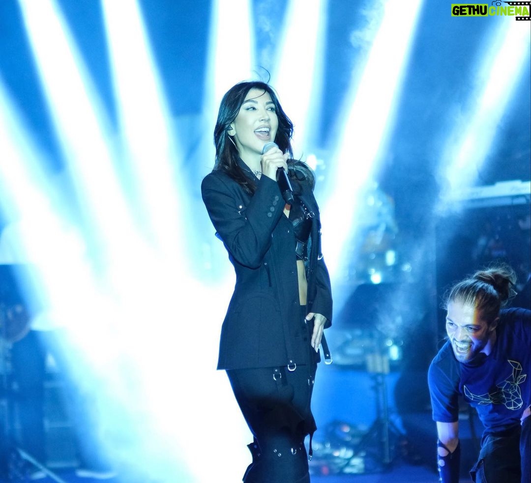 Hande Yener - 32K Likes - Büyük Fenerli olduğum için her zaman gurur duyuyorum💛💙 Değerli başkanımız Ali Koç imzalı formamda da aynısı yazıyor,Ali bey öyle uygun görmüş:)) Ne mutlu bana … Şarkılarımın gol sonrası çalması büyük gurur ve büyük bir onur benim için… #BeniSev #sebastian #benden1tanedahayok #mor ve daha niceleri 💛💙 @fenerbahce
Orkestra
@umitkuzer
@arikansirakaya
@merttug
@batuakalin
@naztaskinbas
@idilagaoglu
Teknik
@grozmusic
Işık
@mustafa.kap
Saç : @mehmettiren
Makyaj : @akinstayn
Kostüm : @off____white
Fotoğraflar : @kadirgures
Koreograf @mertbalturk
Dansçılar
@mertbalturk
@izmirtenim
@gulogluburcu
@katiaornella
@efetankiz
@toygun.klnc
@kaya.godfrey
@asenamiryan