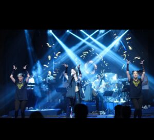 Hande Yener Instagram - Büyük Fenerli olduğum için her zaman gurur duyuyorum💛💙 Değerli başkanımız Ali Koç imzalı formamda da aynısı yazıyor,Ali bey öyle uygun görmüş:)) Ne mutlu bana … Şarkılarımın gol sonrası çalması büyük gurur ve büyük bir onur benim için…  #BeniSev #sebastian #benden1tanedahayok  #mor ve daha niceleri 💛💙 @fenerbahce

Orkestra 
@umitkuzer 
@arikansirakaya 
@merttug 
@batuakalin 
@naztaskinbas 
@idilagaoglu 
Teknik 
@grozmusic 
Işık 
@mustafa.kap 

Saç : @mehmettiren 
Makyaj : @akinstayn 
Kostüm : @off____white 
Fotoğraflar : @kadirgures 
Koreograf @mertbalturk 
Dansçılar 
@mertbalturk 
@izmirtenim 
@gulogluburcu 
@katiaornella 
@efetankiz 
@toygun.klnc 
@kaya.godfrey 
@asenamiryan