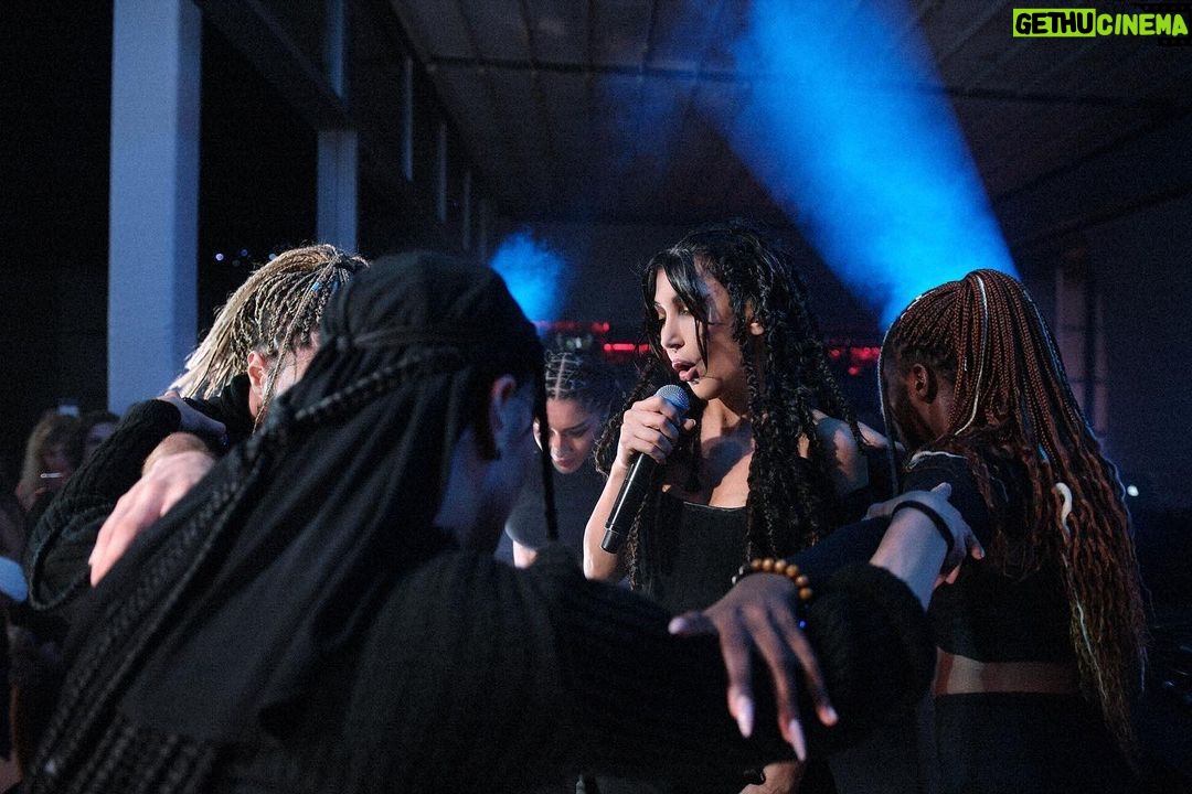 Hande Yener Instagram - Dün 🤍⚡️ Saç : @mehmettiren Makyaj : @akinstayn Fotoğraflar : @kadirgures Koreograf @mertbalturk Dansçılar @mertbalturk @izmirtenim @gulogluburcu @katiaornella @efetankiz @toygun.klnc @asenamiryan