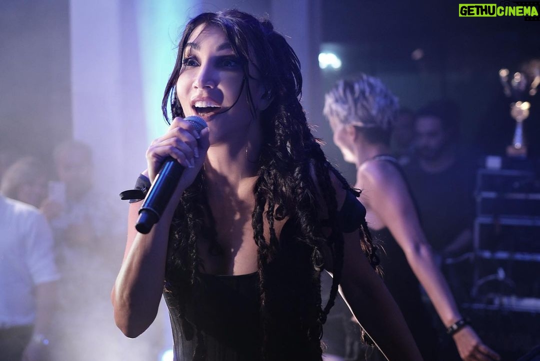 Hande Yener Instagram - Dün 🤍⚡️ Saç : @mehmettiren Makyaj : @akinstayn Fotoğraflar : @kadirgures Koreograf @mertbalturk Dansçılar @mertbalturk @izmirtenim @gulogluburcu @katiaornella @efetankiz @toygun.klnc @asenamiryan