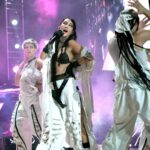 Hande Yener Instagram - Sahne bizim kutsalımız oradayken başka bir alemdeyiz..Bir oluyoruz,biz oluyoruz…Işık işçileri olmanın haklı gururunu yaşıyoruz.Biz,bizi ve biz olmayı çok seviyoruz.Bize değer veren ve tüm sezon boyunca bize sevgi ve ilgi rekorları kırdıran tüm sevdiklerimize sevgilerimizi gönderiyoruz…Aşkla kalın🤍 Orkestra @umitkuzer @arikansirakaya @merttug @ozansariboga @can___alper @naztaskinbas @idilagaoglu Teknik @grozmusic @aktncyy Işık @mustafa.kap Saç : @mehmettiren Makyaj : @akinstayn Kostüm : @geco_styling Fotoğraflar : @kadirgures Koreograf @mertbalturk Dansçılar @mertbalturk @izmirtenim @gulogluburcu @katiaornella @efetankiz @toygun.klnc @asenamiryan