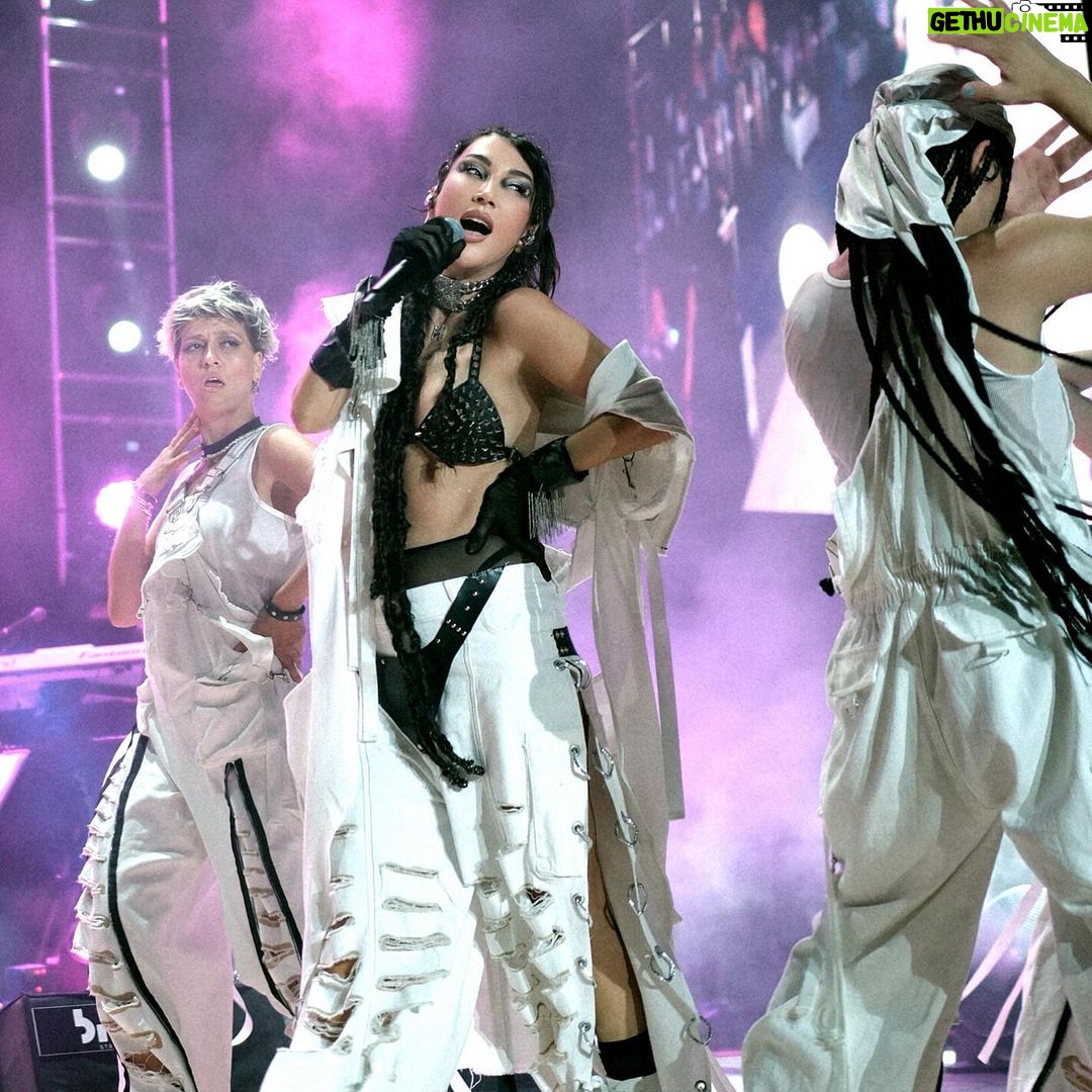 Hande Yener Instagram - Sahne bizim kutsalımız oradayken başka bir alemdeyiz..Bir oluyoruz,biz oluyoruz…Işık işçileri olmanın haklı gururunu yaşıyoruz.Biz,bizi ve biz olmayı çok seviyoruz.Bize değer veren ve tüm sezon boyunca bize sevgi ve ilgi rekorları kırdıran tüm sevdiklerimize sevgilerimizi gönderiyoruz…Aşkla kalın🤍 Orkestra @umitkuzer @arikansirakaya @merttug @ozansariboga @can___alper @naztaskinbas @idilagaoglu Teknik @grozmusic @aktncyy Işık @mustafa.kap Saç : @mehmettiren Makyaj : @akinstayn Kostüm : @geco_styling Fotoğraflar : @kadirgures Koreograf @mertbalturk Dansçılar @mertbalturk @izmirtenim @gulogluburcu @katiaornella @efetankiz @toygun.klnc @asenamiryan