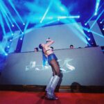 Hande Yener Instagram - Bodrum @jolyybodrum Konserimizden.. #ft @caginkulacoglu Saç : @mehmettiren Makyaj : @akinstayn Kostüm : @weareivypark Fotoğraflar : @kadirgures Koreograf @mertbalturk Dansçılar @mertbalturk @izmirtenim @gulogluburcu @katiaornella @efetankiz @toygun.klnc Ton maister @grozmusic