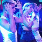 Hande Yener Instagram - Bodrum @jolyybodrum Konserimizden.. #ft @caginkulacoglu Saç : @mehmettiren Makyaj : @akinstayn Kostüm : @weareivypark Fotoğraflar : @kadirgures Koreograf @mertbalturk Dansçılar @mertbalturk @izmirtenim @gulogluburcu @katiaornella @efetankiz @toygun.klnc Ton maister @grozmusic