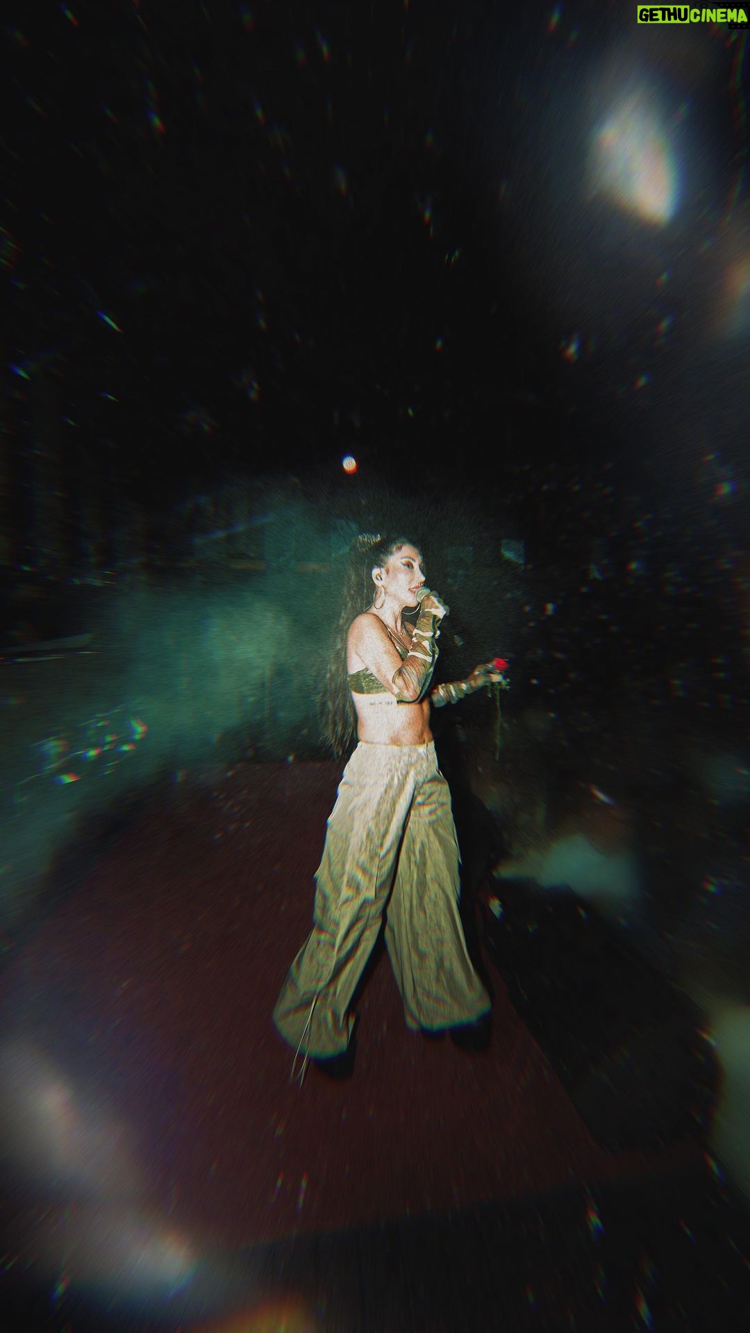Hande Yener Instagram - Dün @jolyybodrum 🔥🔥🔥 #ft @caginkulacoglu Saç @mehmettiren Makyaj @akinstayn Video&fotoğraflar @kadirgures Koreograf @mertbalturk Dansçılar @izmirtenim @gulogluburcu @katiaornella @efetankiz @toygun.klnc #hophop