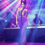 Hande Yener Instagram - 💜Bulgaristan #ft @caginkulacoglu Saç @mehmettiren Makyaj @akinstayn Kostüm @afffair.fff Video&fotoğraflar @kadirgures Koreograf @mertbalturk Dansçılar @izmirtenim @gulogluburcu @efetankiz @toygun.klnc
