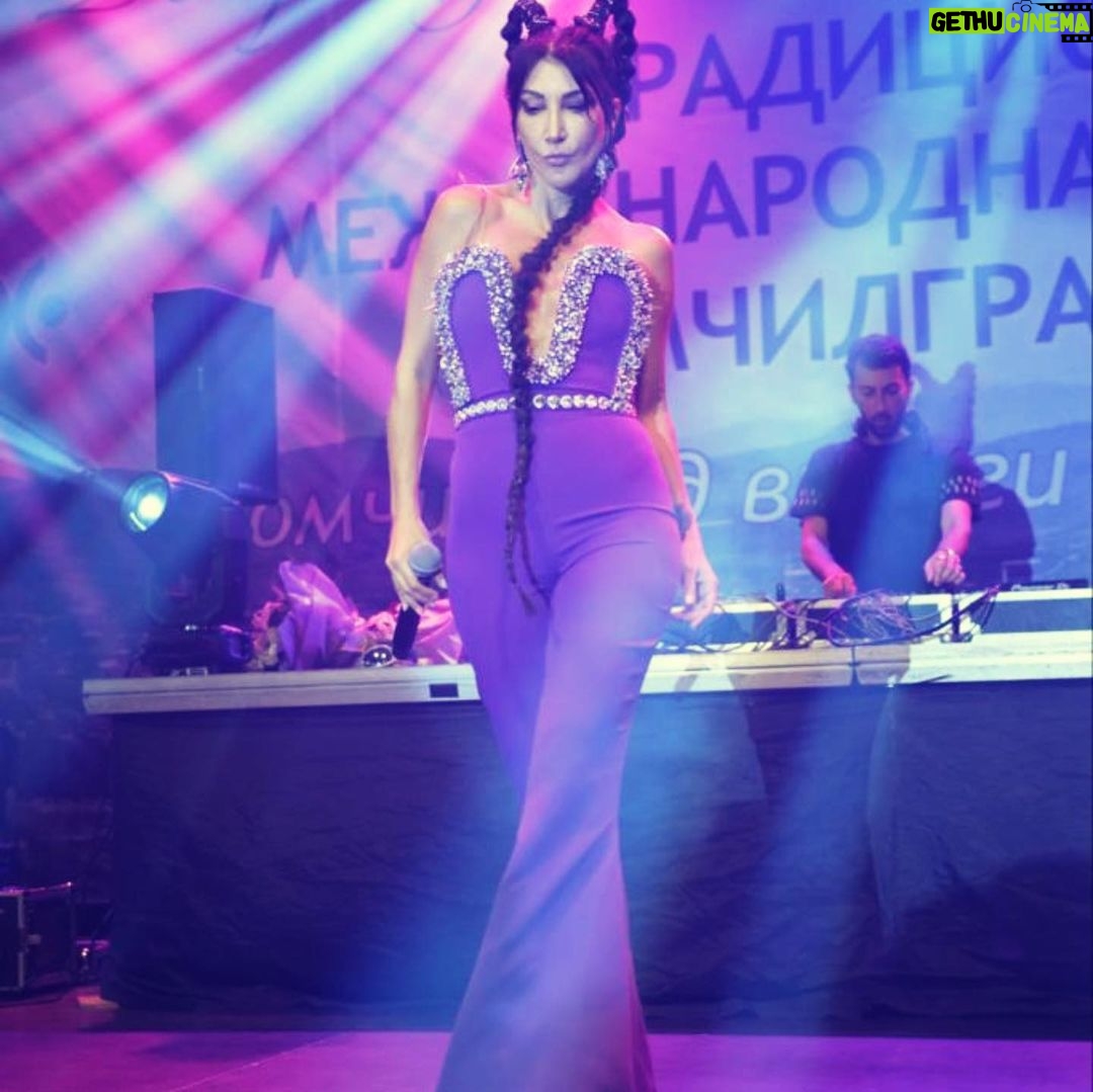 Hande Yener Instagram - 💜Bulgaristan #ft @caginkulacoglu Saç @mehmettiren Makyaj @akinstayn Kostüm @afffair.fff Video&fotoğraflar @kadirgures Koreograf @mertbalturk Dansçılar @izmirtenim @gulogluburcu @efetankiz @toygun.klnc