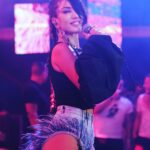 Hande Yener Instagram - Aura Meselesi Bu Şekerim 💋🫠 @jolyybodrum #ft @caginkulacoglu Saç @mehmettiren Makyaj @akinstayn Fotoğraflar @kadirgures Kostüm @area Koreograf @mertbalturk Dansçılar @efetankiz @toygun.klnc @izmirtenim @gulogluburcu @katiaornella
