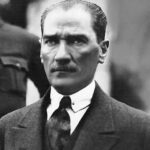 Hande Yener Instagram - MUSTAFA KEMAL ATATÜRK 🇹🇷❣️🌹Kalbimiz her daim Atatürk der.. Aksi mümkün değil… #disneyboykot Alıntı AMERİKA General Mc Arthur: Asker-devlet adamı, çağımızın en büyük liderlerinden biri idi. Kendisi, Türkiye'nin, dünyanın en ileri memleketleri arasında hakettiği yeri almasını sağlamıştır. Keza O, Türklere, bir milletin büyüklüğünün temel taşını teşkil eden, kendine güvenme ve dayanma duygusunu vermiştir. Ben, Atatürk'ün sadık arkadaşlarından biri olmakla büyük bir iftihar duyuyorum. AVUSTURYA Nobert Von Bischoff: Eşsiz inkilaplarla Gazi'den milletine geçen büyük irade kuvveti uzun yıllar süregelecek bir gelişme ve olgunluğu birkaç yıl içinde gerçekleştirmiştir. Ve anlaşılmıştır ki Gazi'nin kendisine olan inancına, Türk Milleti Layıktır. BELÇİKA Kopenhag-Nasyonal Tidende Gazetesi: Atatürk, şecaat ve kabiliyetin en büyük sembolüydü. O, yirminci asrın en büyük gerçeğini yaratan adamdır.