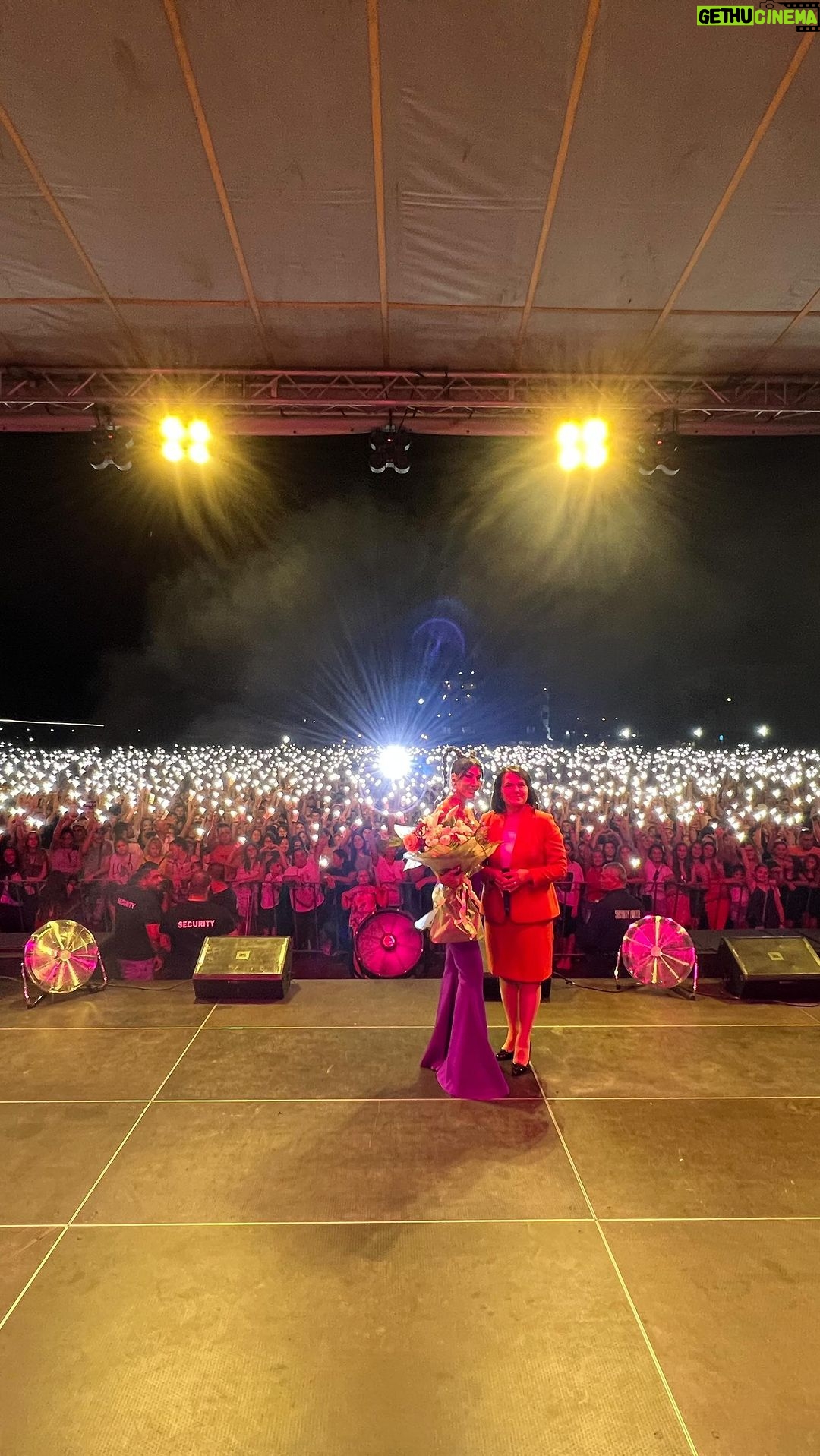Hande Yener Instagram - Dün Bulgaristan 14. Mestanlı Konserimiz 💜 #ft @caginkulacoglu 🤍 Saç @mehmettiren Makyaj @akinstayn Kostüm @afffair.fff Dansçılar 💜 @mertbalturk @efetankiz @toygun.klnc @izmirtenim @gulogluburcu Mestanlı, Bulgaristan
