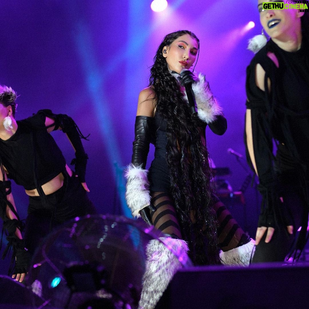 Hande Yener Instagram - Unutulmaz @kurucesmeacikhava Konseri 🤍✨🚀 Orkestra @umitkuzer @merttug @arikansirakaya @batuakalin @naztaskinbas @idilagaoglu Koreograf @mertbalturk Dansçılar @mertbalturk @izmirtenim @gulogluburcu @katiaornella @efetankiz @toygun.klnc @kaya.godfrey @asenamiryan Saç : @mehmettiren Makyaj : @akinstayn Kostüm : @geco_styling Fotoğraflar : @kadirgures