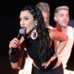 Hande Yener Instagram - Dün Gece ki Konserden @threealacati 🙏🏻 Ha Bu Arada 4. Fotoğrafta Hatamızı Düzelttik Özür Dileriz Diye Ben 🙅🏻‍♀️🤣 . Saç : @mehmettiren Makyaj : @akinstayn Kostüm : @theattico Fotoğraflar : @kadirgures Koreograf : @mertbalturk Dansçılar @mertbalturk @izmirtenim @gulogluburcu @katiaornella @efetankiz @toygun.klnc @kaya.godfrey ThreeAlaçatı