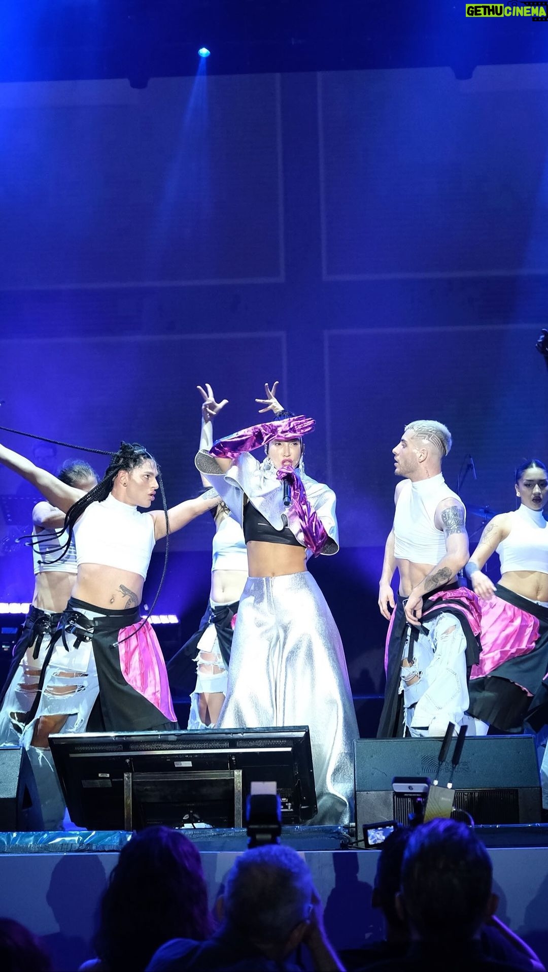 Hande Yener Instagram - Eşsiz bir buluşmadan @kurucesmeacikhava 💫💫💫 Orkestra @umitkuzer @arikansirakaya @merttug @batuakalin @can_alper_ @naztaskinbas @idilagaoglu Teknik @grozmusic Işık @mustafa.kap Saç : @mehmettiren Makyaj : @akinstayn Kostüm : @dilara.lafci Fotoğraflar : @kadirgures Koreograf @mertbalturk Dansçılar @mertbalturk @izmirtenim @gulogluburcu @katiaornella @efetankiz @toygun.klnc @kaya.godfrey @asenamiryan