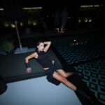 Hande Yener Instagram - Handesans 🌚 @thelocal.house @hakanakkaya 🙏🏻 ✨ . Saç : @mehmettiren Makyaj : @akinstayn Kostüm : @theattico Fotoğraflar : @kadirgures