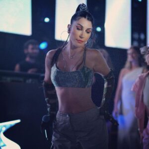 Hande Yener Instagram - Çok güzel bir şeyler oluyor ve çok belli ediyor kendini.Fazla söze gerek yok… ❤️‍🔥Bizi Seviyorum ❤️‍🔥 Dün @jolyybodrum #ft @caginkulacoglu Saç @mehmettiren Makyaj @akinstayn Kostüm @palmangels fotoğraflar @kadirgures Koreograf @mertbalturk Dansçılar @izmirtenim @gulogluburcu @katiaornella @efetankiz @toygun.klnc