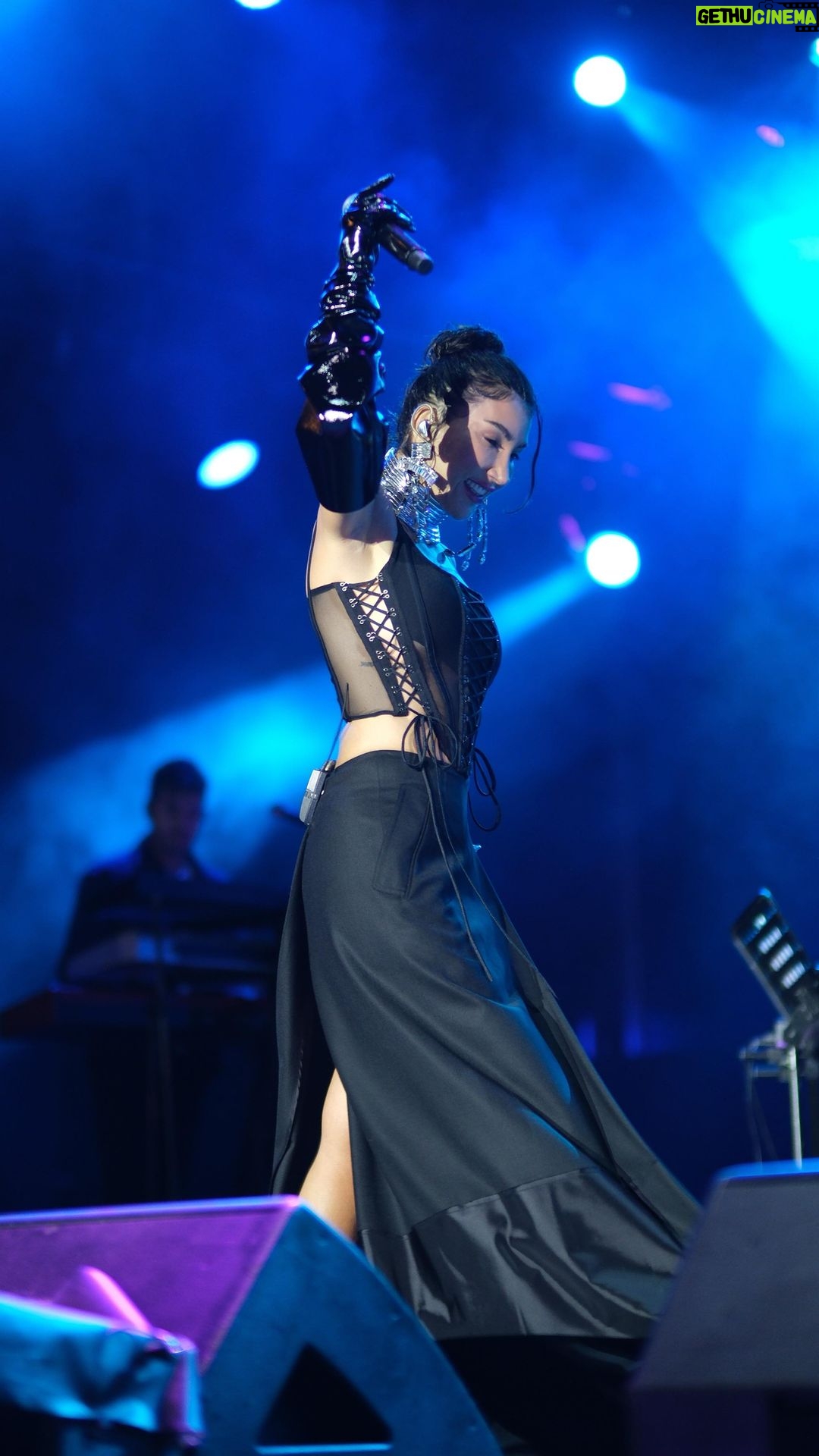 Hande Yener Instagram - Boş sokak 💫 @kurucesmeacikhava