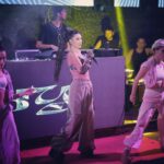 Hande Yener Instagram - Çok güzel bir şeyler oluyor ve çok belli ediyor kendini.Fazla söze gerek yok… ❤️‍🔥Bizi Seviyorum ❤️‍🔥 Dün @jolyybodrum #ft @caginkulacoglu Saç @mehmettiren Makyaj @akinstayn Kostüm @palmangels fotoğraflar @kadirgures Koreograf @mertbalturk Dansçılar @izmirtenim @gulogluburcu @katiaornella @efetankiz @toygun.klnc
