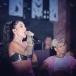 Hande Yener Instagram - Çok güzel bir şeyler oluyor ve çok belli ediyor kendini.Fazla söze gerek yok… ❤️‍🔥Bizi Seviyorum ❤️‍🔥 Dün @jolyybodrum #ft @caginkulacoglu Saç @mehmettiren Makyaj @akinstayn Kostüm @palmangels fotoğraflar @kadirgures Koreograf @mertbalturk Dansçılar @izmirtenim @gulogluburcu @katiaornella @efetankiz @toygun.klnc