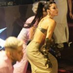 Hande Yener Instagram - Dün @jolyybodrum #ft @caginkulacoglu 🩶 Saç @mehmettiren Makyaj @akinstayn Kostüm @palmangels Video&fotoğraflar @kadirgures Koreograf @mertbalturk Dansçılar @izmirtenim @gulogluburcu @katiaornella @efetankiz @toygun.klnc