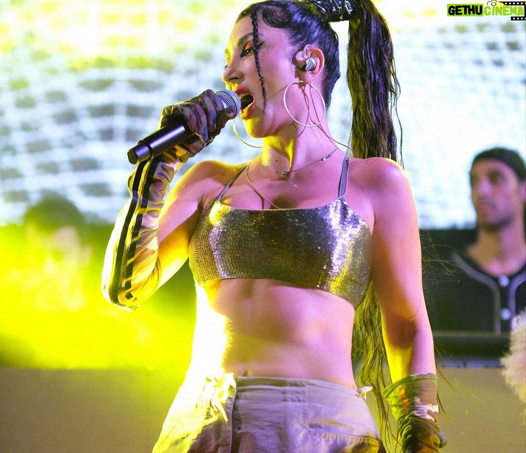 Hande Yener Instagram - Dün @jolyybodrum #ft @caginkulacoglu 🩶 Saç @mehmettiren Makyaj @akinstayn Kostüm @palmangels Video&fotoğraflar @kadirgures Koreograf @mertbalturk Dansçılar @izmirtenim @gulogluburcu @katiaornella @efetankiz @toygun.klnc
