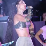 Hande Yener Instagram - Dün @jolyybodrum #ft @caginkulacoglu 🩶 Saç @mehmettiren Makyaj @akinstayn Kostüm @palmangels Video&fotoğraflar @kadirgures Koreograf @mertbalturk Dansçılar @izmirtenim @gulogluburcu @katiaornella @efetankiz @toygun.klnc