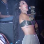 Hande Yener Instagram - Dün @jolyybodrum #ft @caginkulacoglu 🩶 Saç @mehmettiren Makyaj @akinstayn Kostüm @palmangels Video&fotoğraflar @kadirgures Koreograf @mertbalturk Dansçılar @izmirtenim @gulogluburcu @katiaornella @efetankiz @toygun.klnc