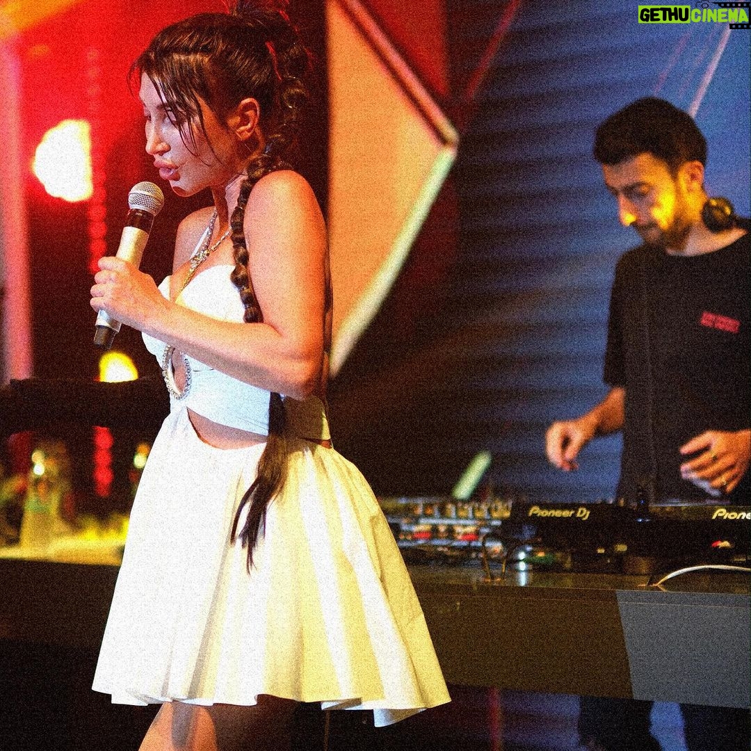 Hande Yener Instagram - Kemer Konseri 🤍 #ft @caginkulacoglu Saç @mehmettiren Makyaj @akinstayn Kostüm @area Video&fotoğraflar @kadirgures Koreograf @mertbalturk Dansçılar @izmirtenim @gulogluburcu @gulceozbatur @efetankiz @toygun.klnc