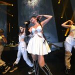 Hande Yener Instagram - Kemer Konseri 🤍 #ft @caginkulacoglu Saç @mehmettiren Makyaj @akinstayn Kostüm @area Video&fotoğraflar @kadirgures Koreograf @mertbalturk Dansçılar @izmirtenim @gulogluburcu @gulceozbatur @efetankiz @toygun.klnc