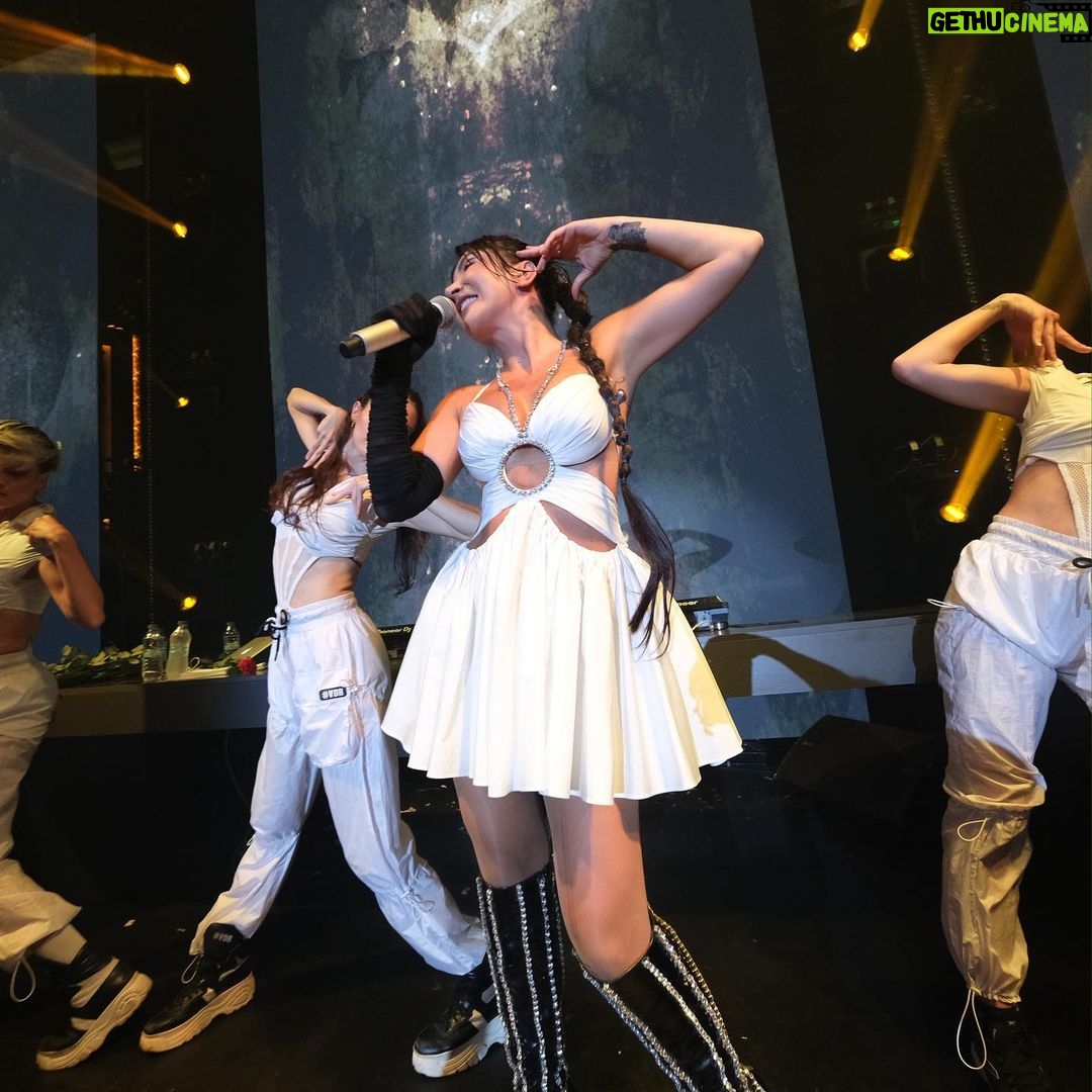 Hande Yener Instagram - Kemer Konseri 🤍 #ft @caginkulacoglu Saç @mehmettiren Makyaj @akinstayn Kostüm @area Video&fotoğraflar @kadirgures Koreograf @mertbalturk Dansçılar @izmirtenim @gulogluburcu @gulceozbatur @efetankiz @toygun.klnc