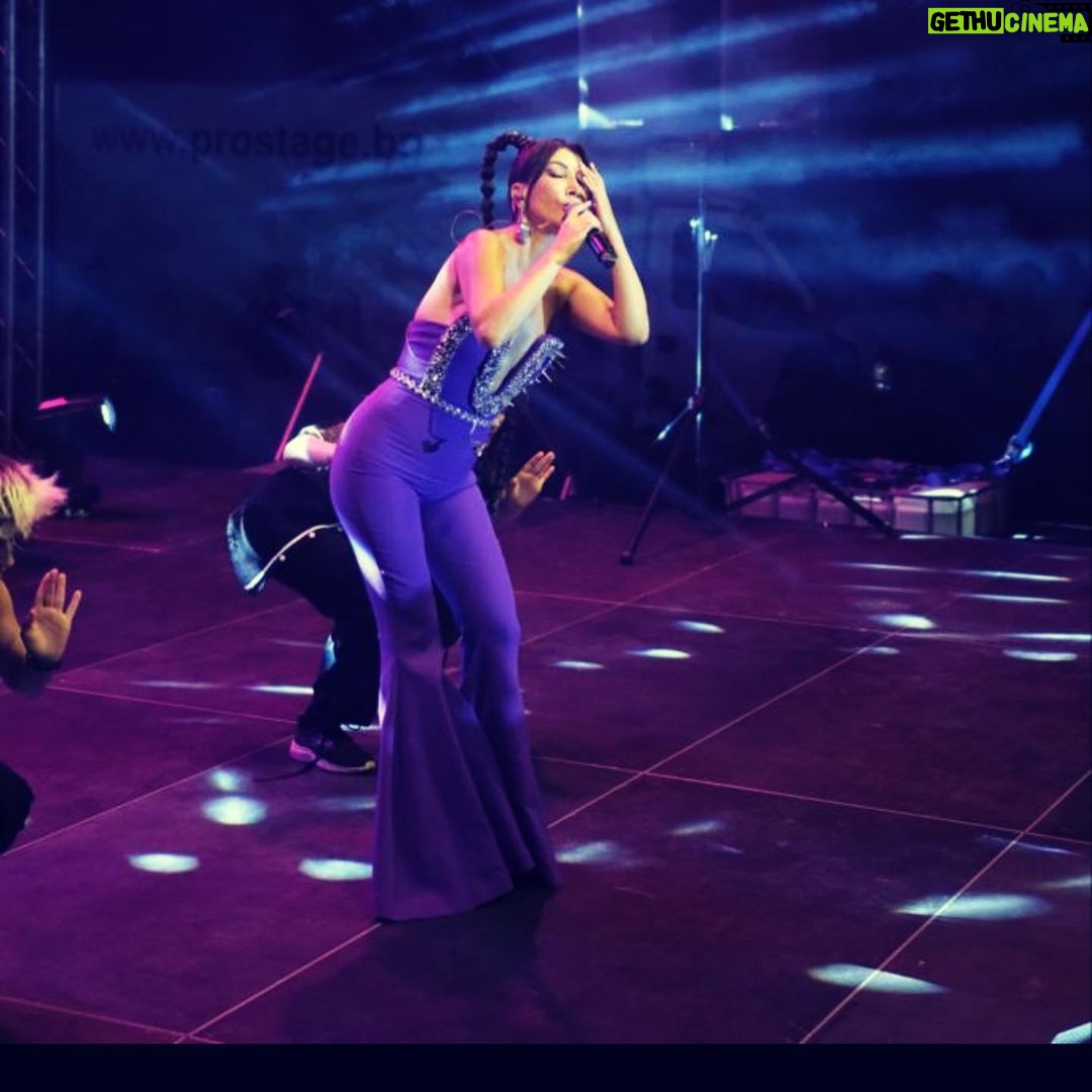 Hande Yener Instagram - 💜Bulgaristan #ft @caginkulacoglu Saç @mehmettiren Makyaj @akinstayn Kostüm @afffair.fff Video&fotoğraflar @kadirgures Koreograf @mertbalturk Dansçılar @izmirtenim @gulogluburcu @efetankiz @toygun.klnc