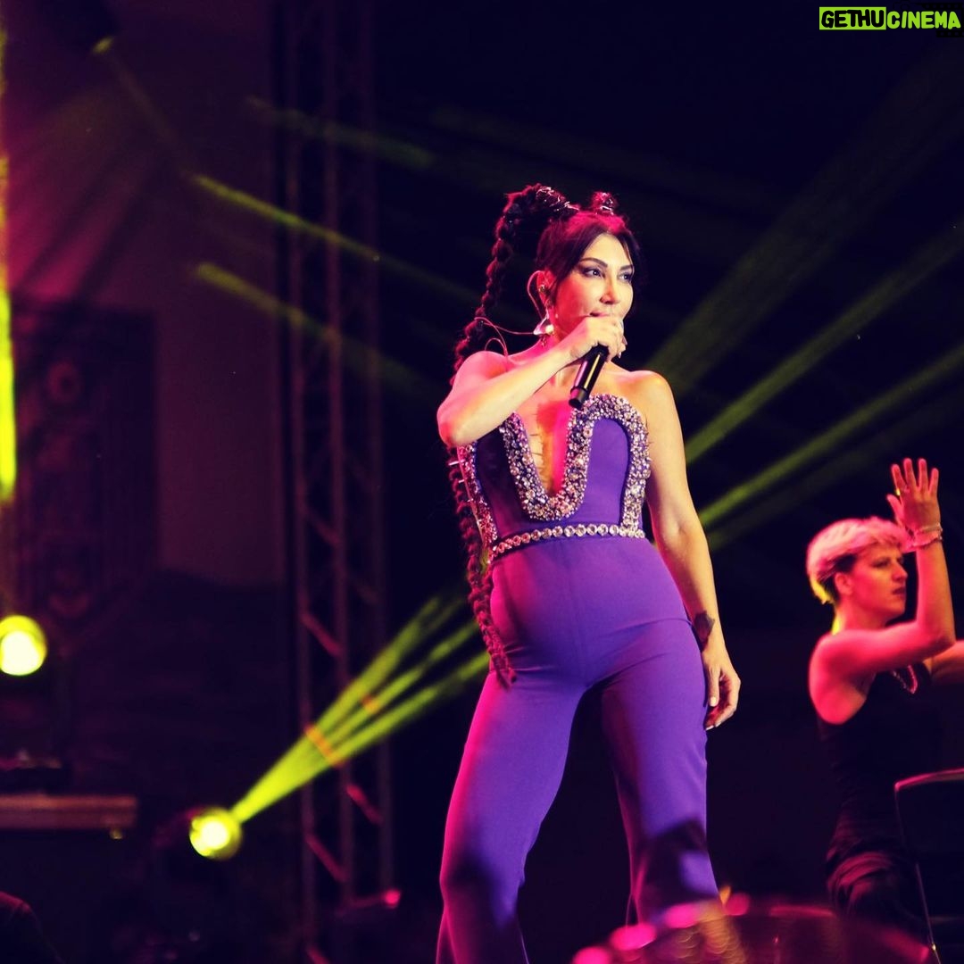 Hande Yener Instagram - 💜Bulgaristan #ft @caginkulacoglu Saç @mehmettiren Makyaj @akinstayn Kostüm @afffair.fff Video&fotoğraflar @kadirgures Koreograf @mertbalturk Dansçılar @izmirtenim @gulogluburcu @efetankiz @toygun.klnc