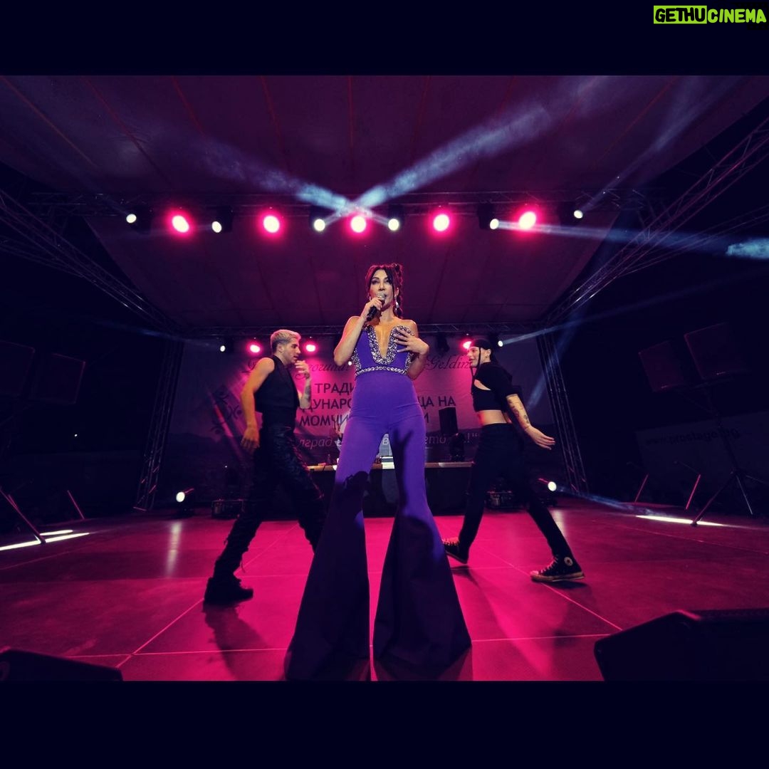 Hande Yener Instagram - 💜Bulgaristan #ft @caginkulacoglu Saç @mehmettiren Makyaj @akinstayn Kostüm @afffair.fff Video&fotoğraflar @kadirgures Koreograf @mertbalturk Dansçılar @izmirtenim @gulogluburcu @efetankiz @toygun.klnc