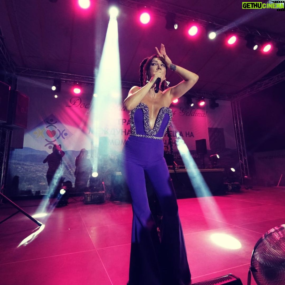 Hande Yener Instagram - 💜Bulgaristan #ft @caginkulacoglu Saç @mehmettiren Makyaj @akinstayn Kostüm @afffair.fff Video&fotoğraflar @kadirgures Koreograf @mertbalturk Dansçılar @izmirtenim @gulogluburcu @efetankiz @toygun.klnc