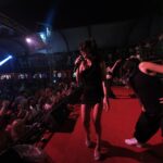 Hande Yener Instagram – 🫶🏻 @arenaclubavsa #ft @caginkulacoglu 
Saç @mehmettiren 
Makyaj @akinstayn 
Kostüm @christopher_esber 
Fotoğraflar @kadirgures 
Dansçılar 
@efetankiz 
@toygun.klnc 
@kaya.godfrey 
@izmirtenim 
@gulogluburcu