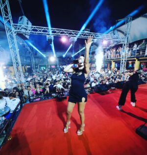 Hande Yener Instagram - Dün @arenaclubavsa #ft @caginkulacoglu 
Saç @mehmettiren 
Makyaj @akinstayn 
Fotoğraflar @kadirgures 
Dansçılar 
@efetankiz 
@toygun.klnc 
@kaya.godfrey 
@izmirtenim 
@gulogluburcu