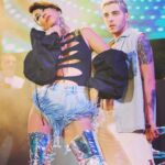 Hande Yener Instagram - Aura Meselesi Bu Şekerim 💋🫠 @jolyybodrum #ft @caginkulacoglu Saç @mehmettiren Makyaj @akinstayn Fotoğraflar @kadirgures Kostüm @area Koreograf @mertbalturk Dansçılar @efetankiz @toygun.klnc @izmirtenim @gulogluburcu @katiaornella