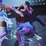 Hande Yener Instagram - Aura Meselesi Bu Şekerim 💋🫠 @jolyybodrum #ft @caginkulacoglu Saç @mehmettiren Makyaj @akinstayn Fotoğraflar @kadirgures Kostüm @area Koreograf @mertbalturk Dansçılar @efetankiz @toygun.klnc @izmirtenim @gulogluburcu @katiaornella