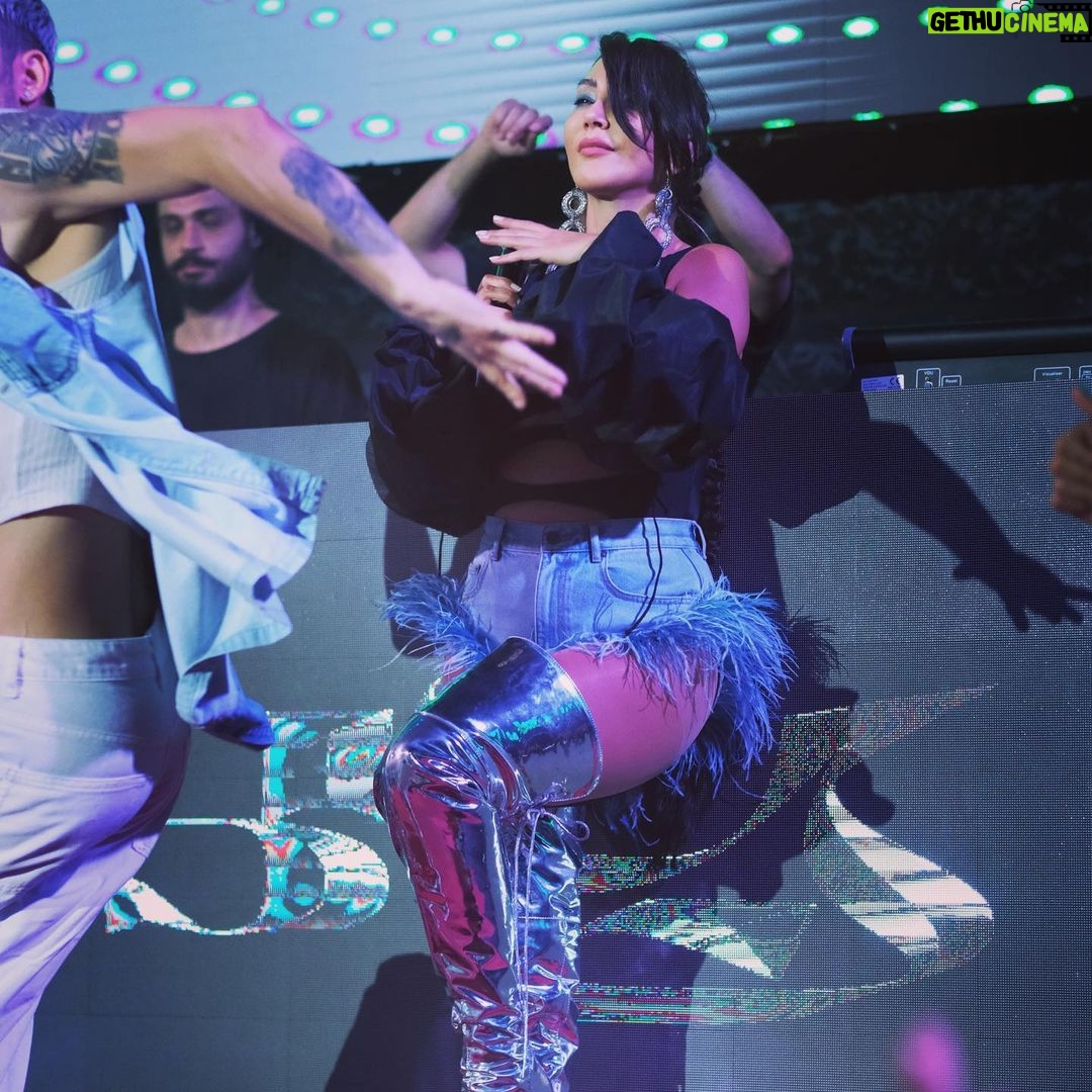 Hande Yener Instagram - Aura Meselesi Bu Şekerim 💋🫠 @jolyybodrum #ft @caginkulacoglu Saç @mehmettiren Makyaj @akinstayn Fotoğraflar @kadirgures Kostüm @area Koreograf @mertbalturk Dansçılar @efetankiz @toygun.klnc @izmirtenim @gulogluburcu @katiaornella