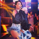 Hande Yener Instagram - Aura Meselesi Bu Şekerim 💋🫠 @jolyybodrum #ft @caginkulacoglu Saç @mehmettiren Makyaj @akinstayn Fotoğraflar @kadirgures Kostüm @area Koreograf @mertbalturk Dansçılar @efetankiz @toygun.klnc @izmirtenim @gulogluburcu @katiaornella
