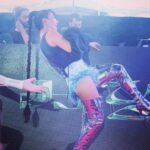 Hande Yener Instagram - Aura Meselesi Bu Şekerim 💋🫠 @jolyybodrum #ft @caginkulacoglu Saç @mehmettiren Makyaj @akinstayn Fotoğraflar @kadirgures Kostüm @area Koreograf @mertbalturk Dansçılar @efetankiz @toygun.klnc @izmirtenim @gulogluburcu @katiaornella