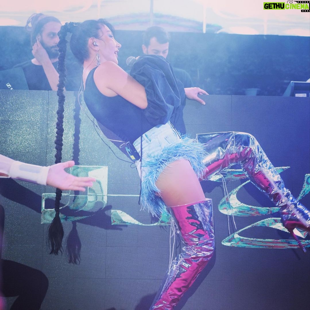 Hande Yener Instagram - Aura Meselesi Bu Şekerim 💋🫠 @jolyybodrum #ft @caginkulacoglu Saç @mehmettiren Makyaj @akinstayn Fotoğraflar @kadirgures Kostüm @area Koreograf @mertbalturk Dansçılar @efetankiz @toygun.klnc @izmirtenim @gulogluburcu @katiaornella