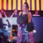 Hande Yener Instagram - Aura Meselesi Bu Şekerim 💋🫠 @jolyybodrum #ft @caginkulacoglu Saç @mehmettiren Makyaj @akinstayn Fotoğraflar @kadirgures Kostüm @area Koreograf @mertbalturk Dansçılar @efetankiz @toygun.klnc @izmirtenim @gulogluburcu @katiaornella