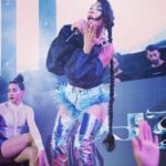 Hande Yener Instagram - Aura Meselesi Bu Şekerim 💋🫠 @jolyybodrum #ft @caginkulacoglu Saç @mehmettiren Makyaj @akinstayn Fotoğraflar @kadirgures Kostüm @area Koreograf @mertbalturk Dansçılar @efetankiz @toygun.klnc @izmirtenim @gulogluburcu @katiaornella