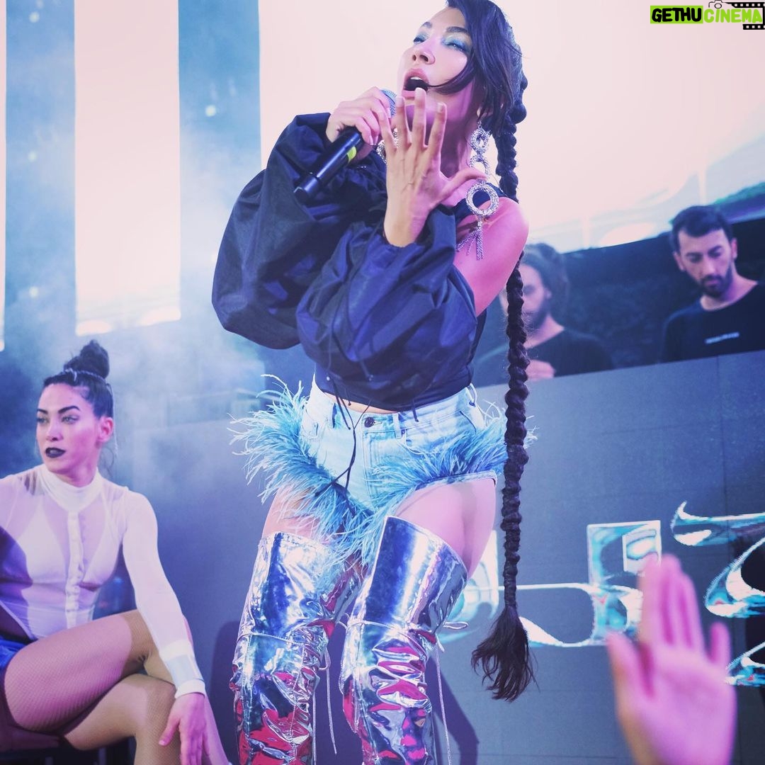 Hande Yener Instagram - Aura Meselesi Bu Şekerim 💋🫠 @jolyybodrum #ft @caginkulacoglu Saç @mehmettiren Makyaj @akinstayn Fotoğraflar @kadirgures Kostüm @area Koreograf @mertbalturk Dansçılar @efetankiz @toygun.klnc @izmirtenim @gulogluburcu @katiaornella