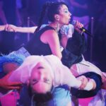 Hande Yener Instagram - Aura Meselesi Bu Şekerim 💋🫠 @jolyybodrum #ft @caginkulacoglu Saç @mehmettiren Makyaj @akinstayn Fotoğraflar @kadirgures Kostüm @area Koreograf @mertbalturk Dansçılar @efetankiz @toygun.klnc @izmirtenim @gulogluburcu @katiaornella