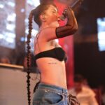 Hande Yener Instagram - Bodrum @jolyybodrum #ft @caginkulacoglu Saç @mehmettiren Makyaj @akinstayn Fotoğraflar @kadirgures Dansçılar @izmirtenim @gulogluburcu @mertbalturk @efetankiz @toygun.klnc